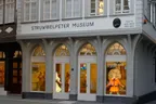Struwwelpeter im Kubus des Lichts. Installationen von Thusjanthan Manoharan